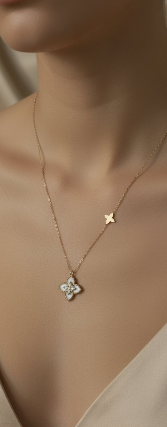 Collier doré – pendentifs trèfles – AG