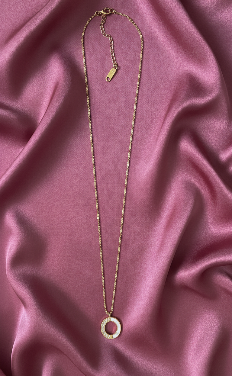 Collier doré – pendentif cercle nacre & strass – AG