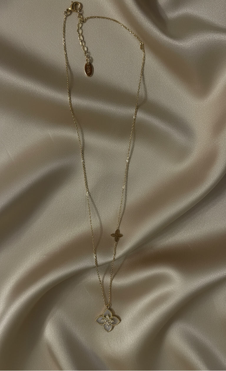 Collier doré – pendentifs trèfles – AG