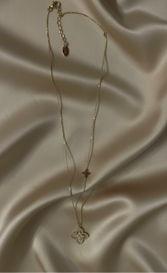 Collier doré – pendentifs trèfles – AG